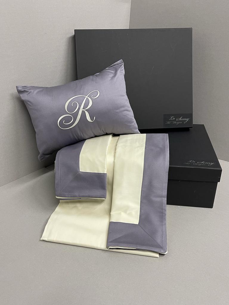 Completo in raso di cotone con ricami personalizzati